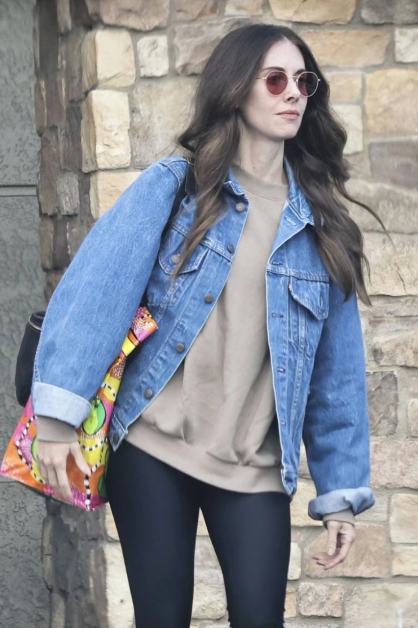 潮流尚新季# "超爱裸奔"女星爱丽森·布里的私服也太好看了!