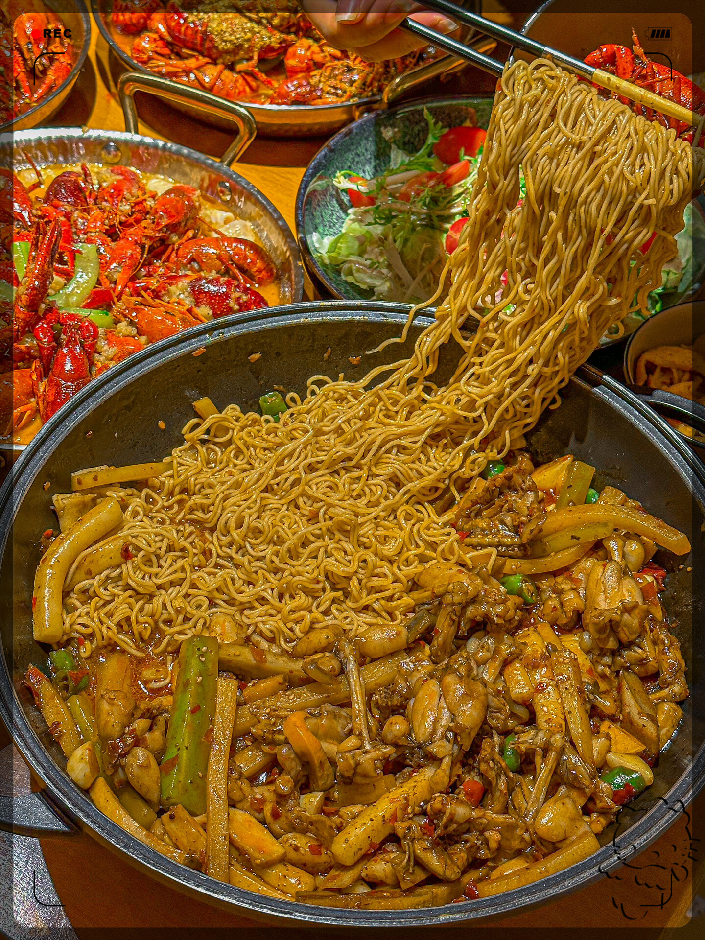 在周谷堆有一家小破店特别受合肥人的喜爱而且他们的螃蟹和龙虾做得