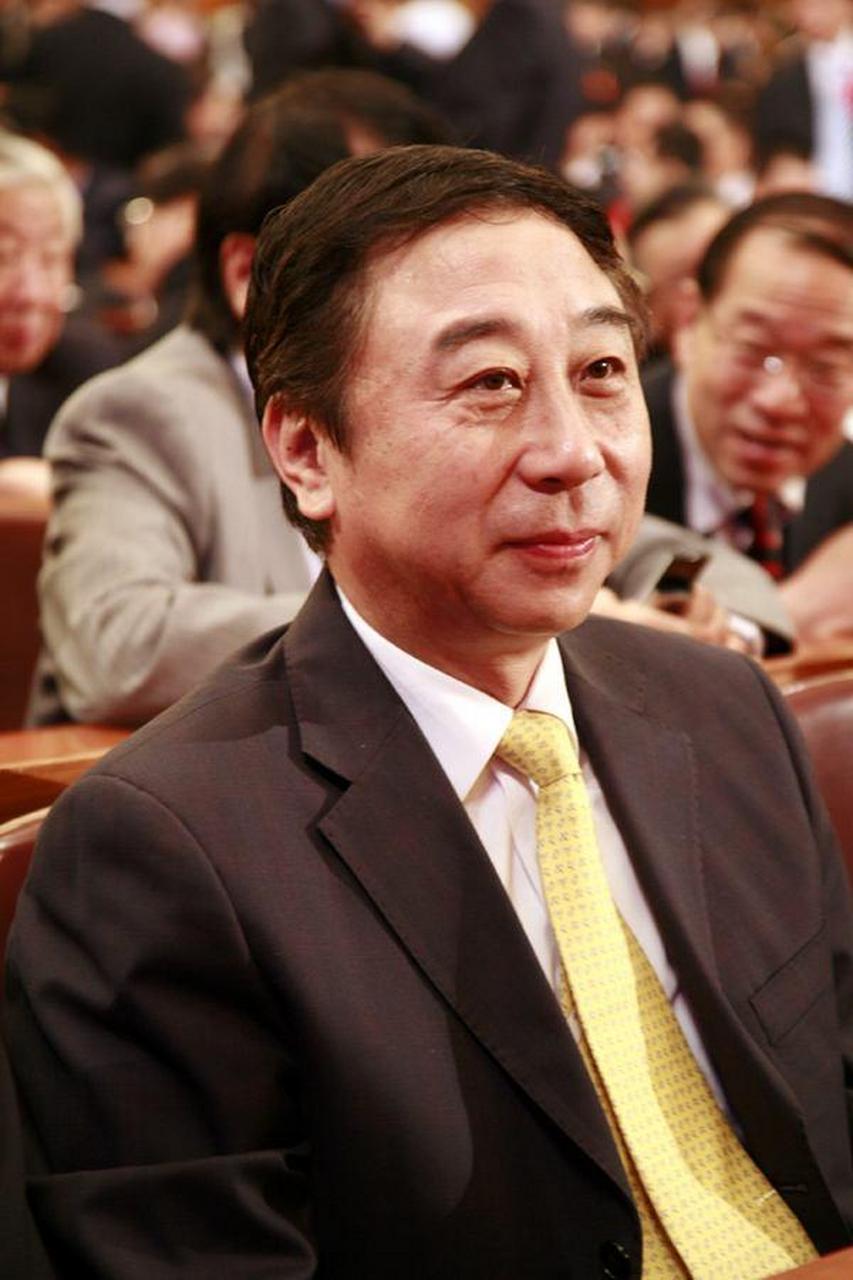 "1988年,相声演员刘伟不顾冯巩的劝阻,坚持要出国,他认为国外的收入高