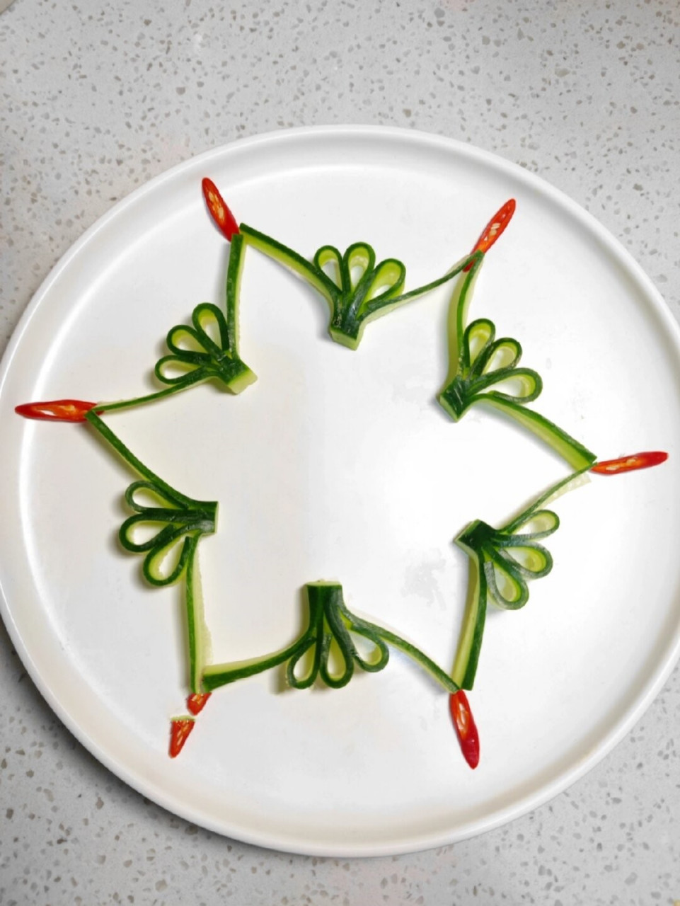 0】压箱底的摆盘装饰  如何创意地用黄瓜进行摆盘装饰?