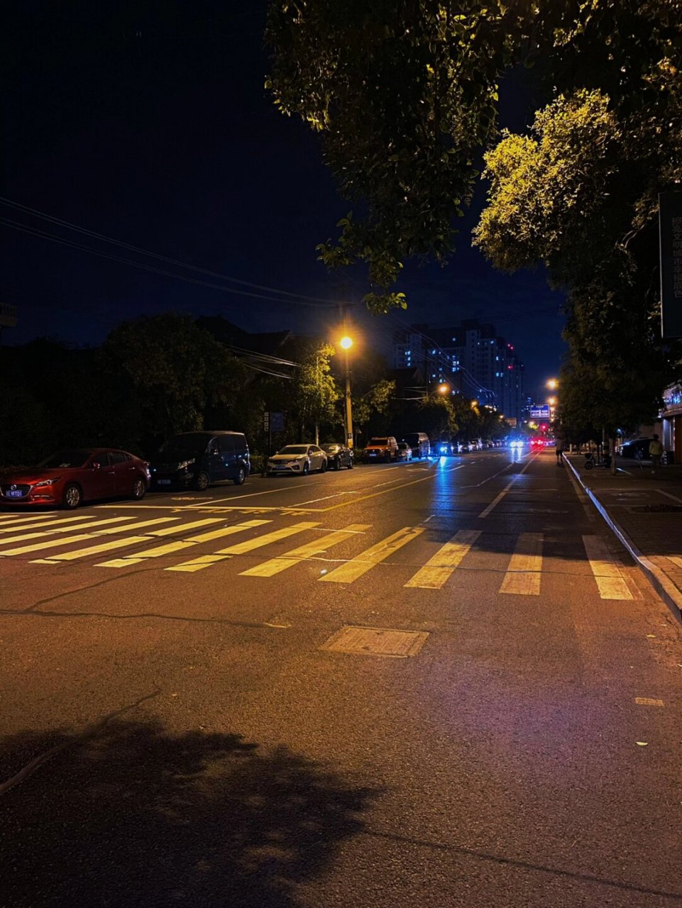夜晚城市街道素材分享  夜晚,城市街道上空无一人.