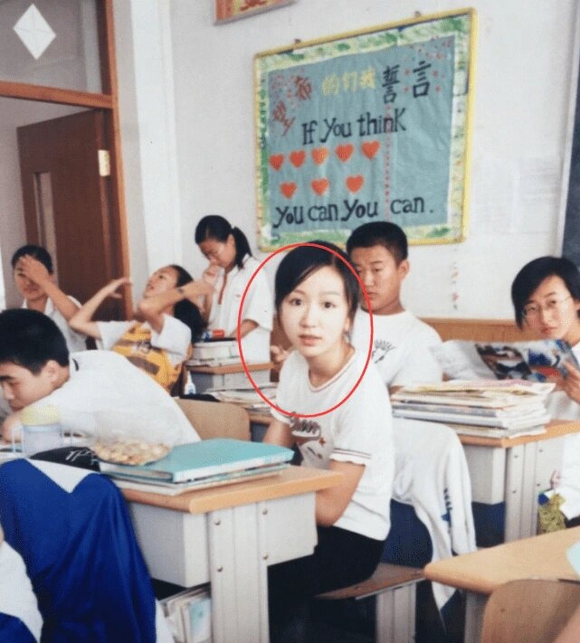 娄艺潇小时候好绝啊 娄艺潇小时候五官就很接近成人比例了,好漂亮好美