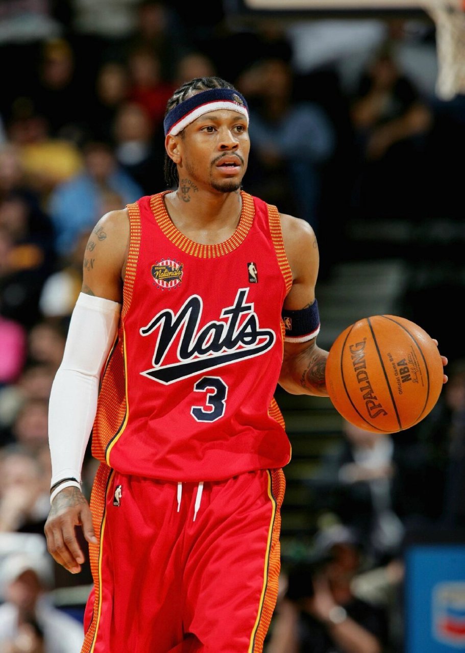 阿伦·艾弗森  阿伦·艾弗森,身披锡拉丘兹民族队的红色复古球衣(也就