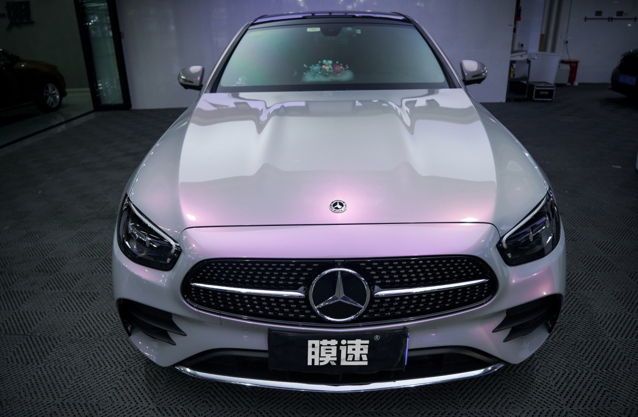 膜速汽车改色案例:奔驰改色膜速梦幻火山灰,让人愉悦的梦幻色彩