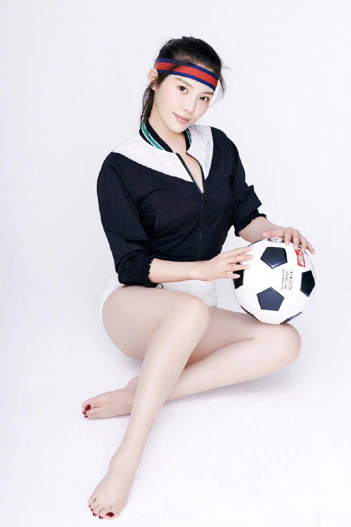 大嫂徐冬冬化身足球宝贝,这样一身装扮非常有青春运动气息