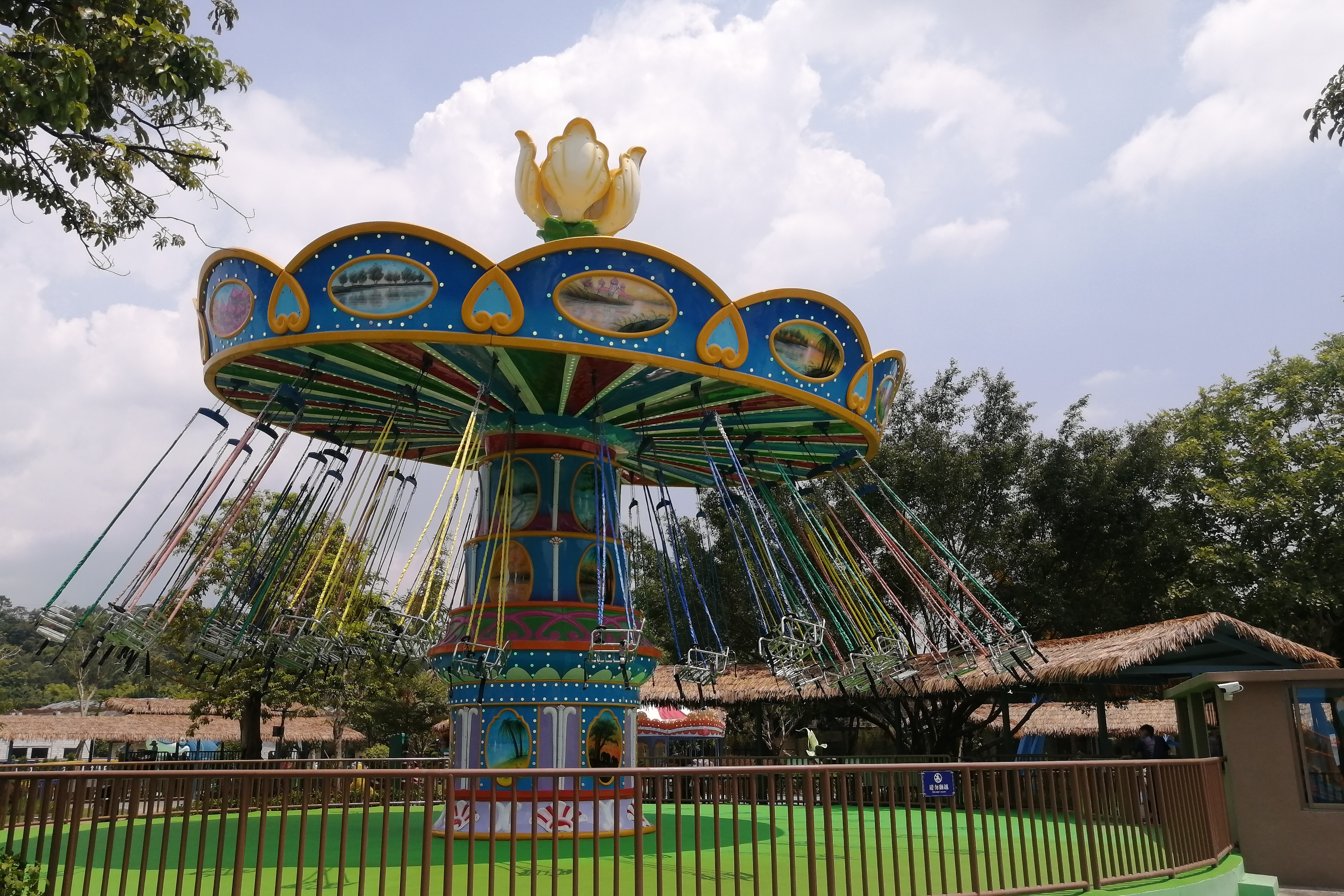 摇头飞椅是一种模拟飞行体验的游乐设施,座椅设计成飞行器样式,通过