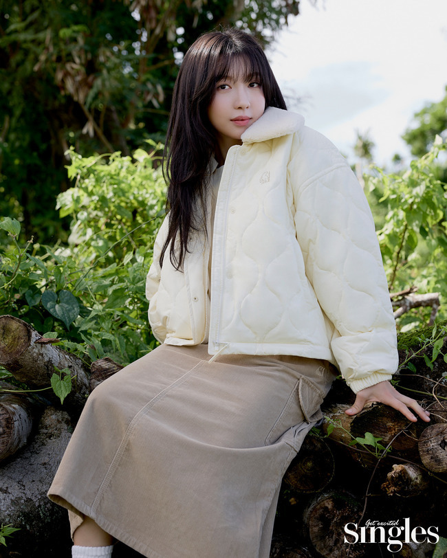朱贤英清纯魅力写真照公开，蓬松的针织衫和配有褶边的长裙