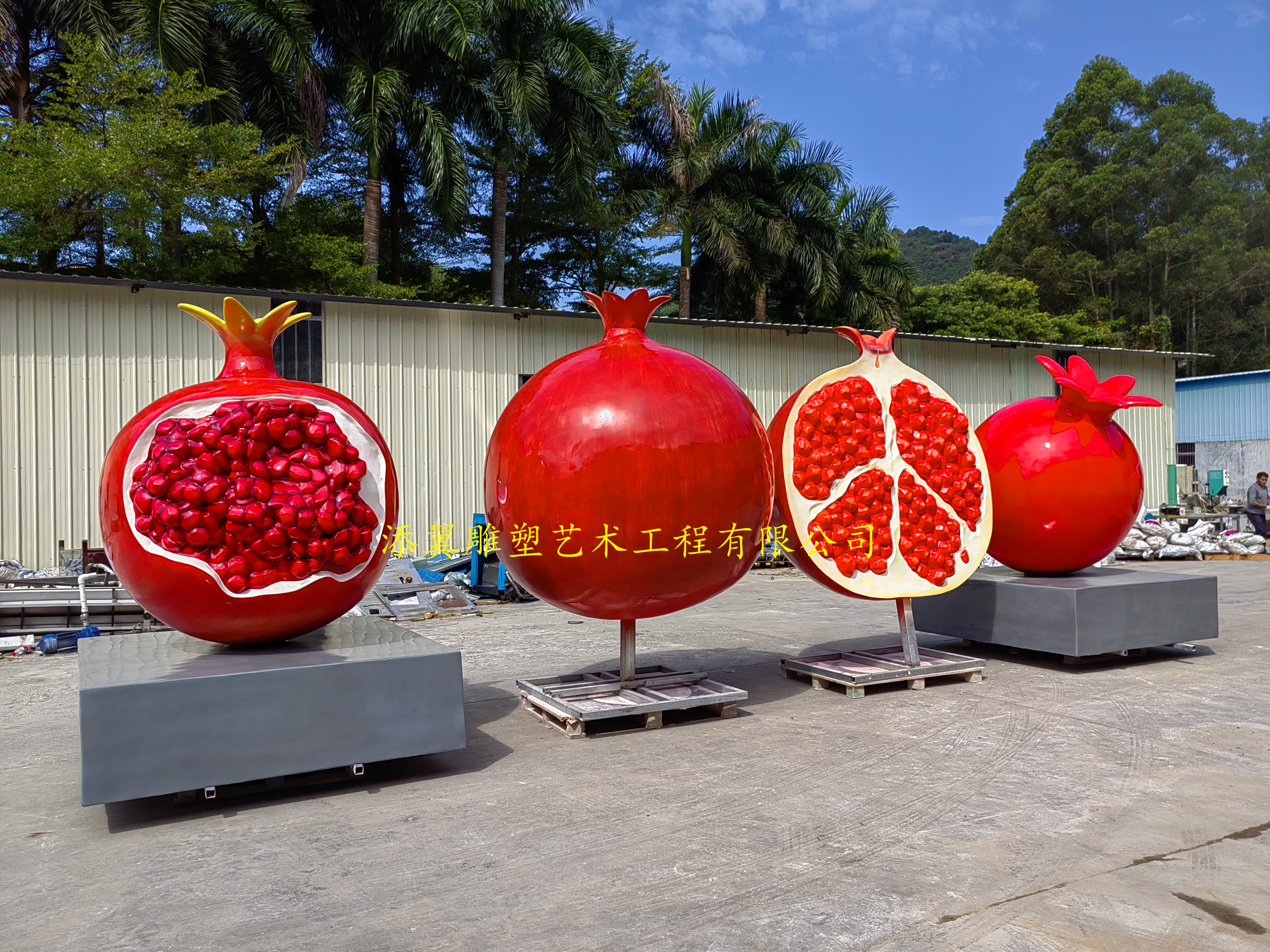 五十六个民族紧紧抱一起玻璃钢石榴籽雕塑