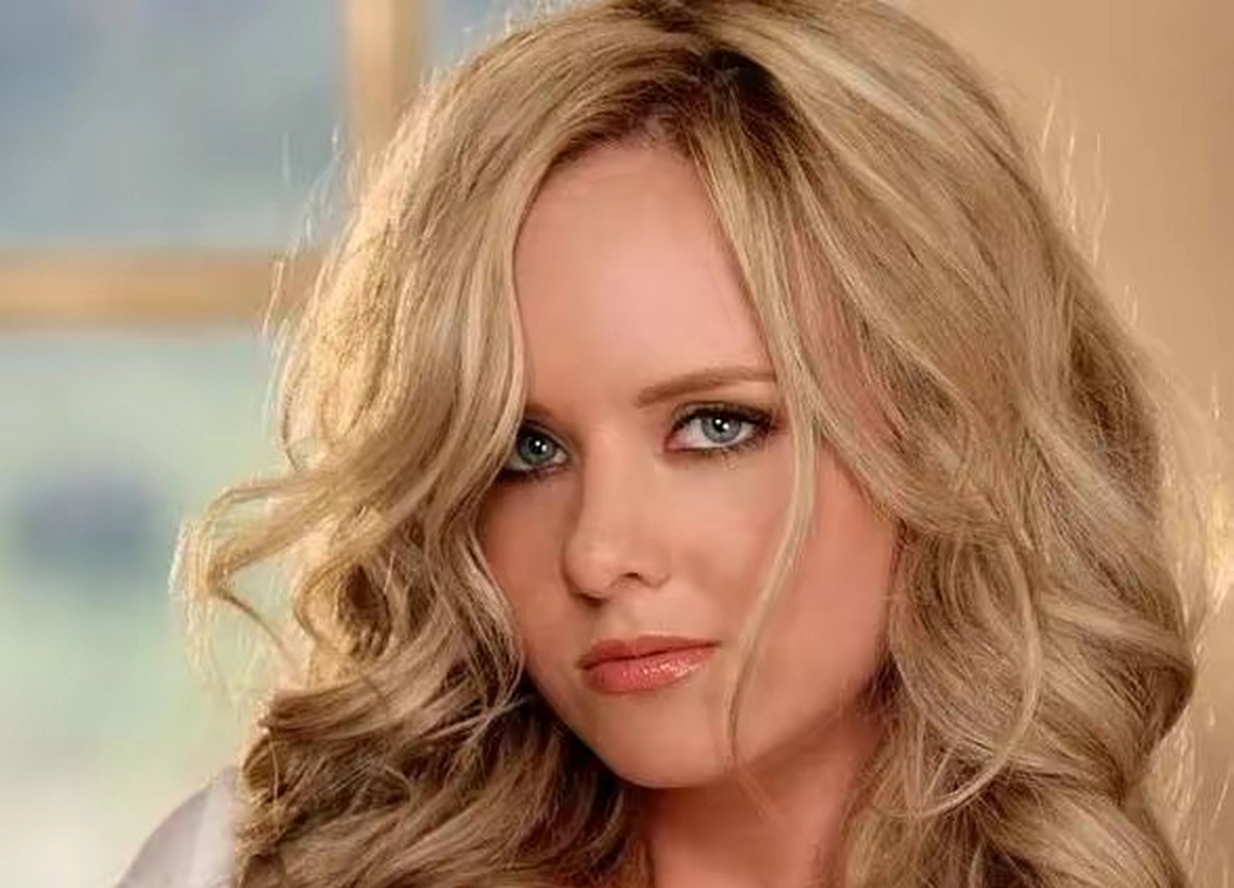 约瑟芬·兰福德,出生于澳大利亚中产家庭,18岁开始演艺生涯.