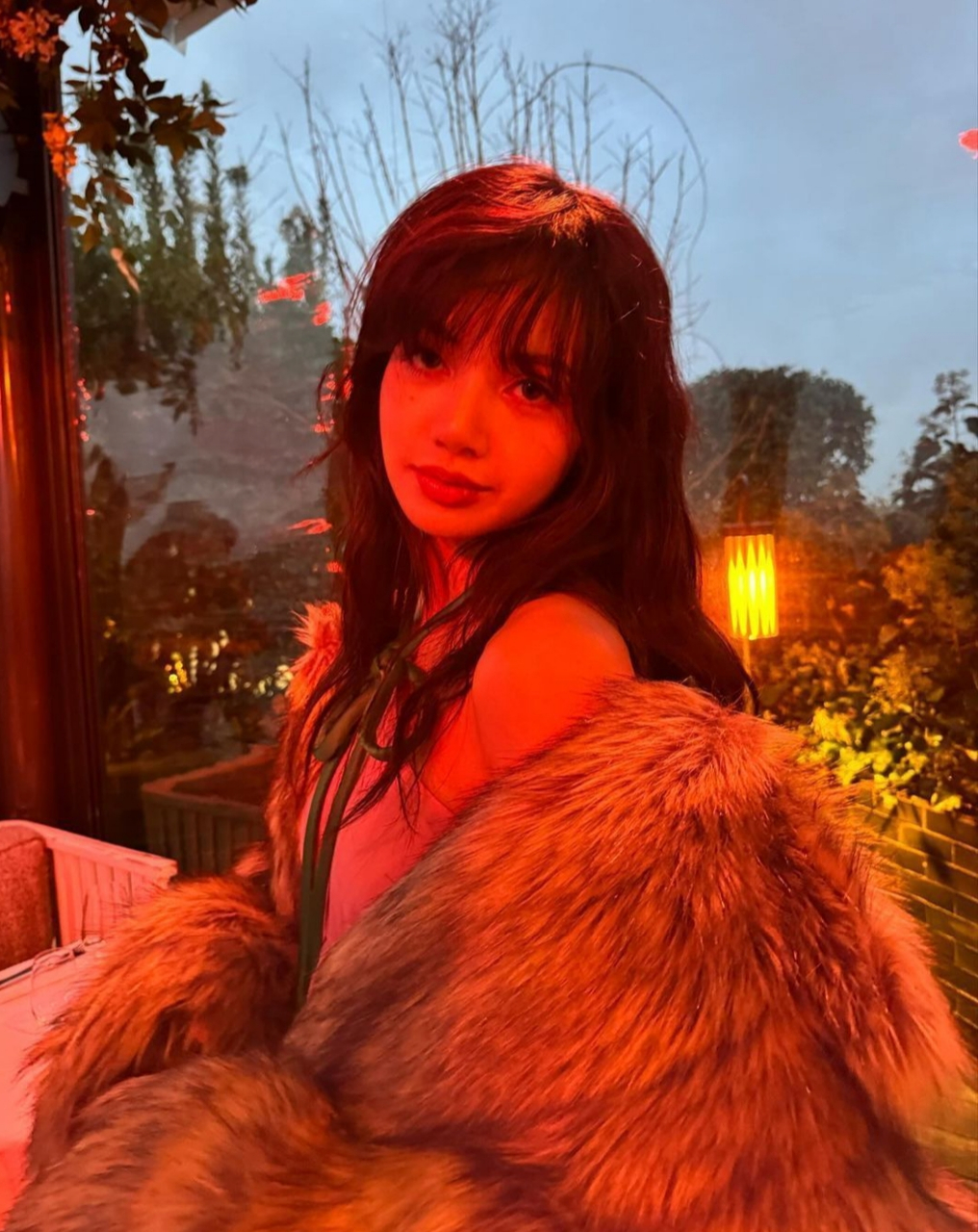 lisa圣诞节更新,穿貂77凌乱的头发,她这发型成熟了许多,有一种野性