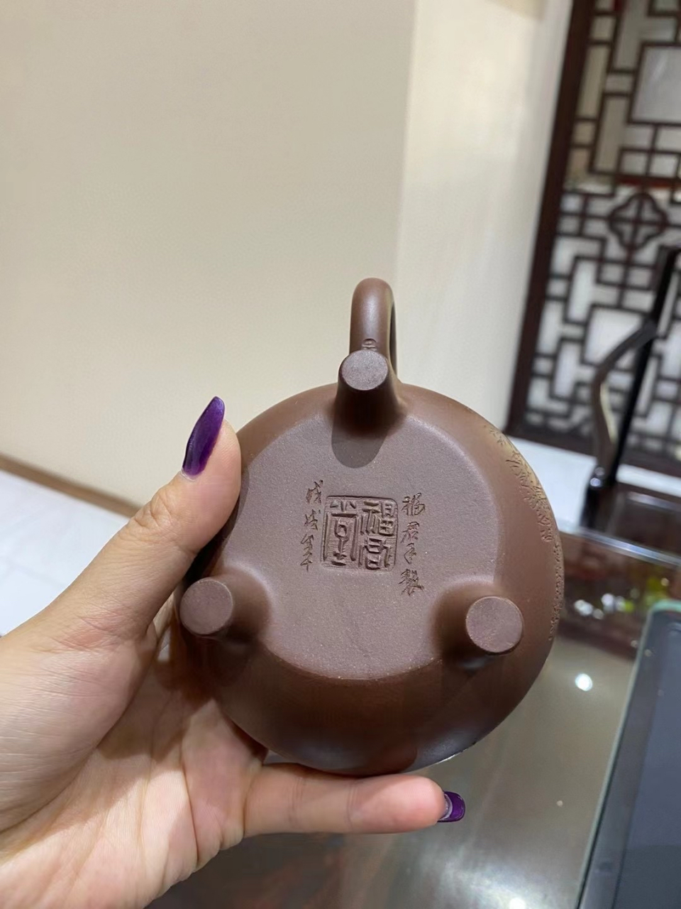 泥料:羊脂泥 容量:270cc 作者:王福君 1963年出生于宜兴紫砂世家