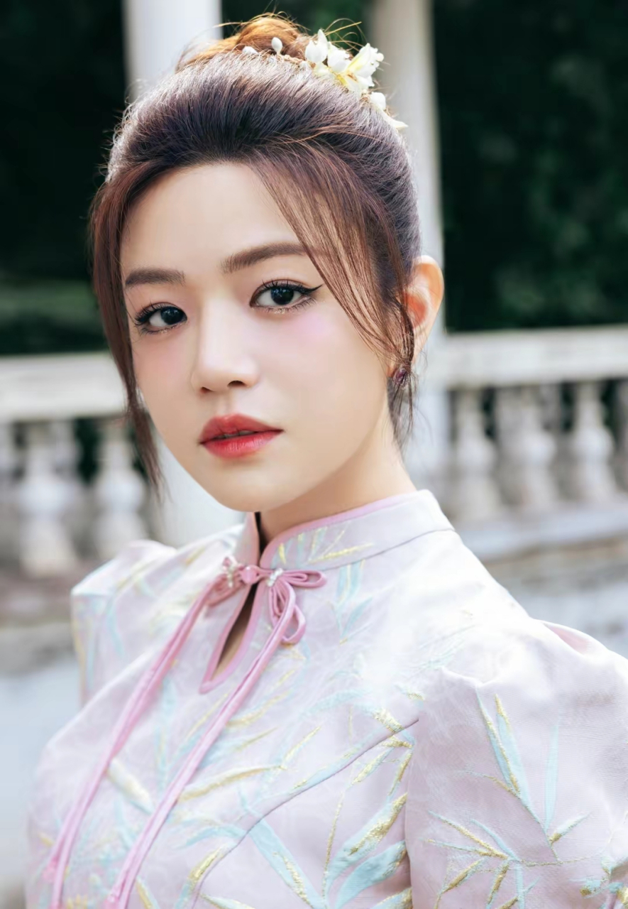 粉色旗袍高跟鞋,优雅又迷人,诠释温婉魅力  陈妍希这款旗袍设计精致