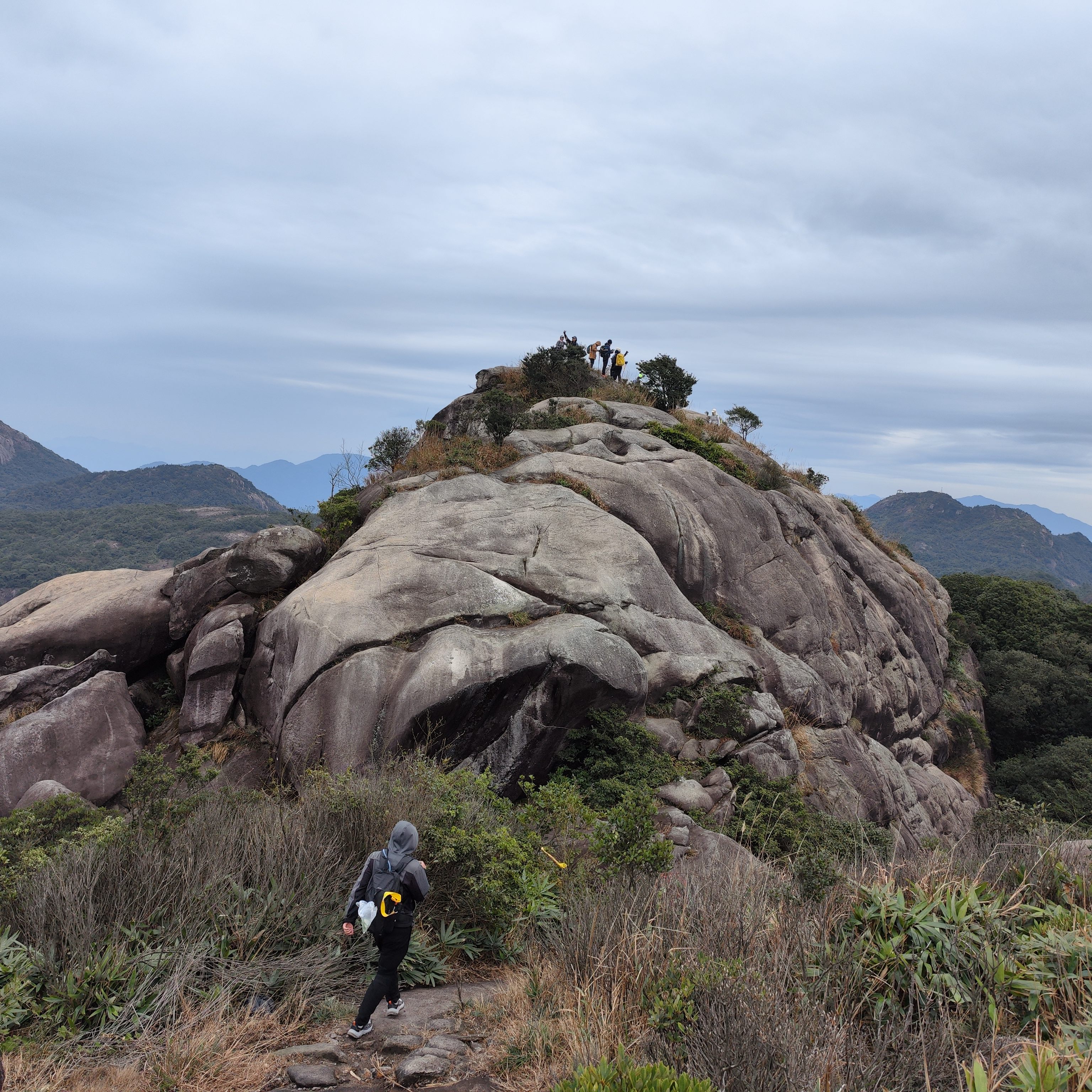 高峰,这次走的是一条穿越路线,主要是攀登老虎头以及五指山的两座山峰
