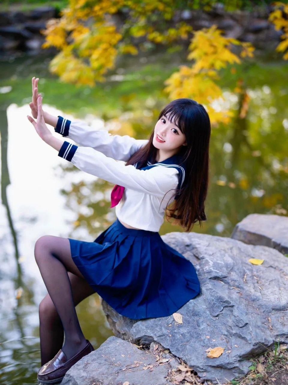 水嫩少女,jk连衣裙搭配黑丝美腿,娇嫩欲滴#百度秋冬打卡挑战赛# #日常