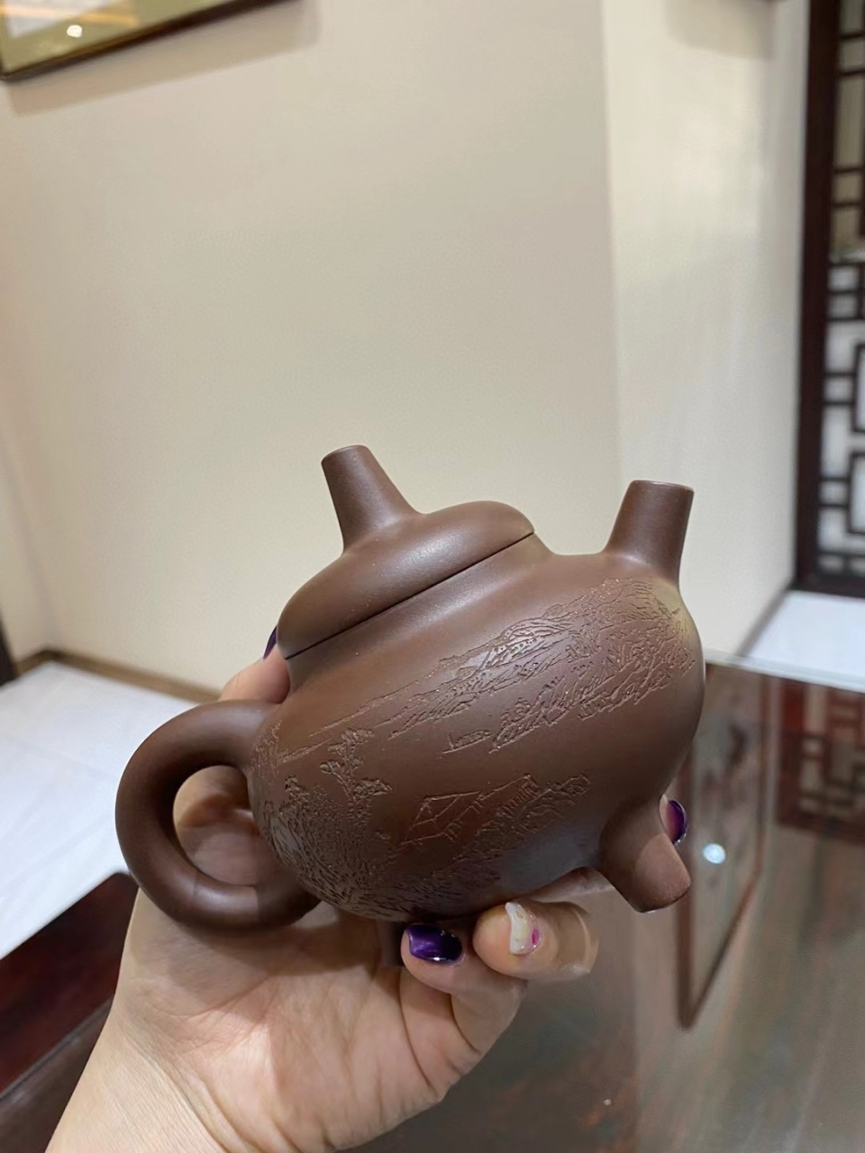 泥料:羊脂泥 容量:270cc 作者:王福君 1963年出生于宜兴紫砂世家