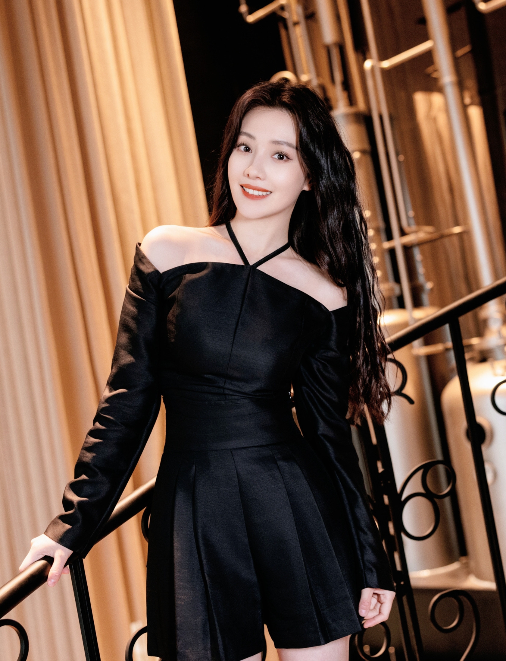 王鹤润还挺美一袭黑裙搭配微卷长发精致时尚妩媚动人
