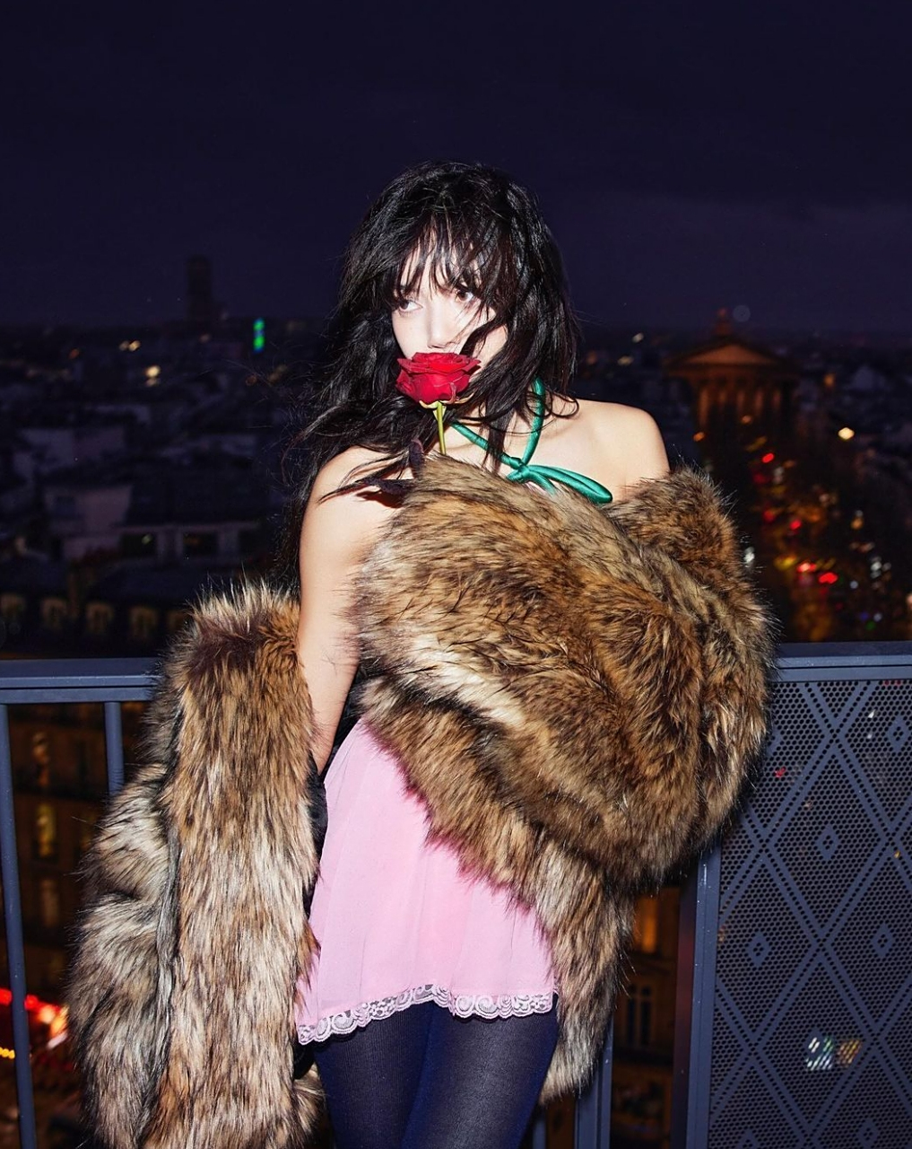 lisa圣诞节更新,穿貂77凌乱的头发,她这发型成熟了许多,有一种野性