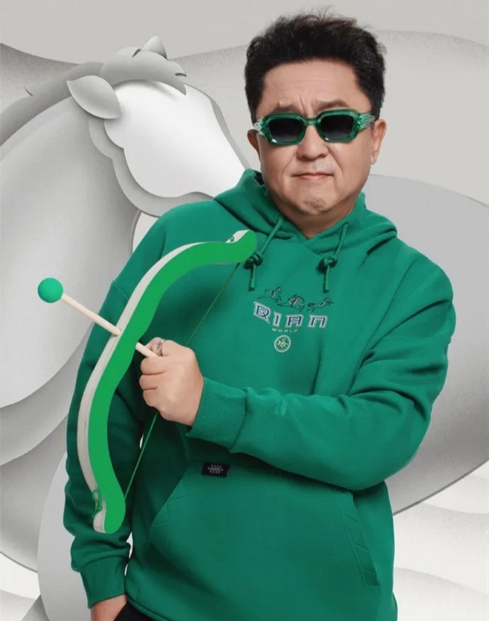 12月25日,德云社于谦的一组写真照被晒.