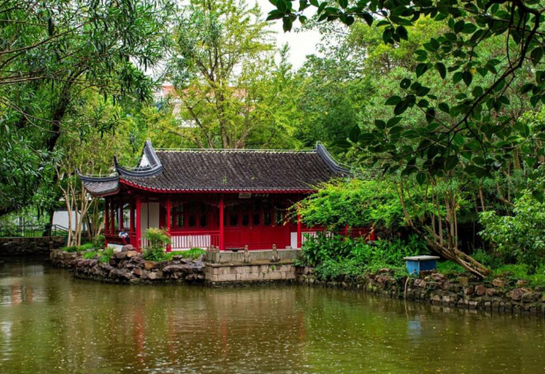 摘要:古钟园是上海四大古园之一,虽鲜为人知,但蕴藏着丰富的历史和