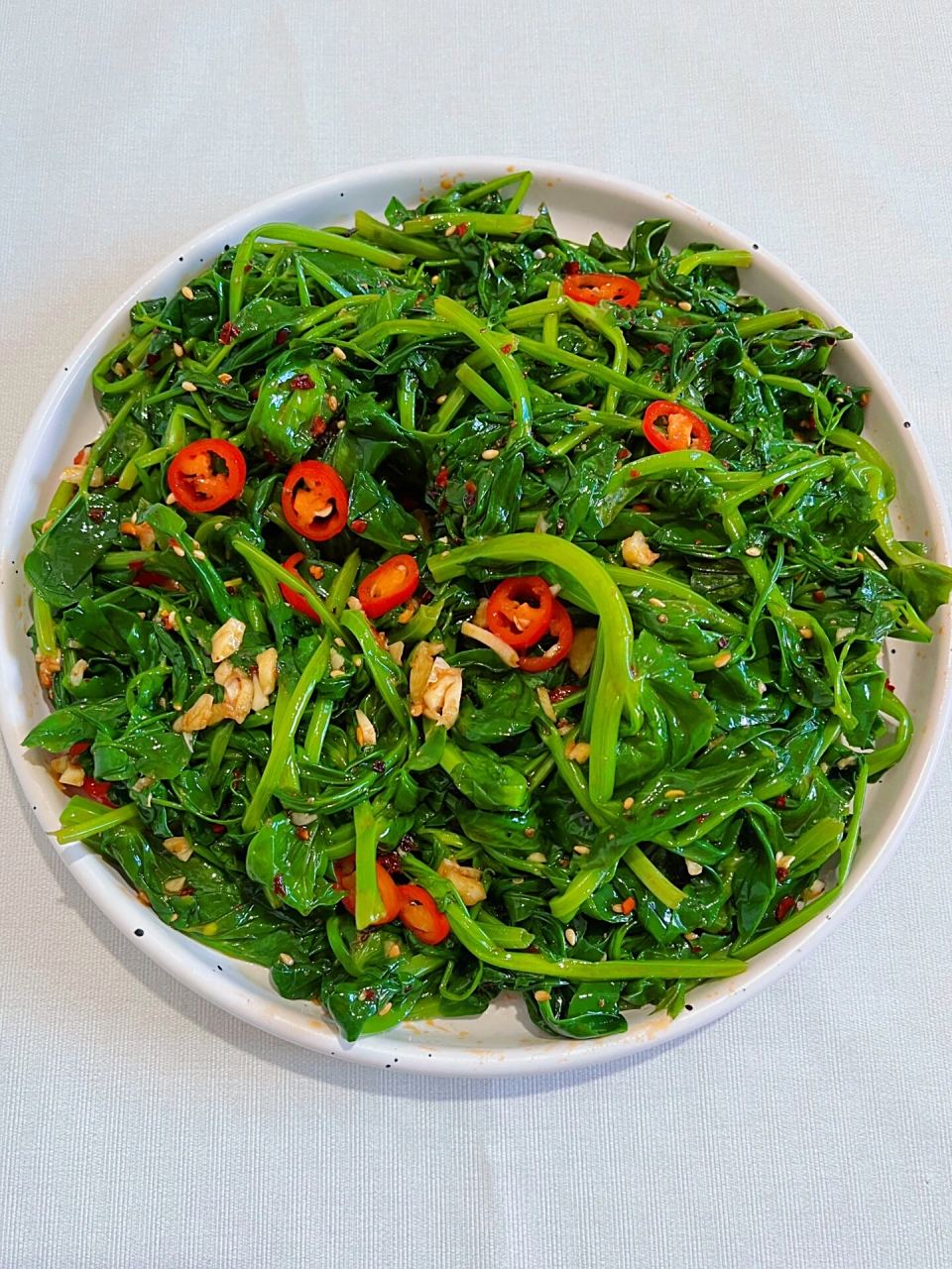 今天解锁豌豆尖的新吃法,凉拌豌豆尖 食材: 豌豆尖开水烫熟,小米辣,蒜
