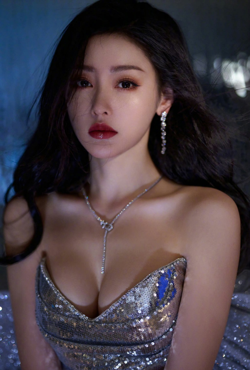 双旦新造型张天爱一身银色星河深v礼服裙闪耀出道,身姿摇曳举手投足间