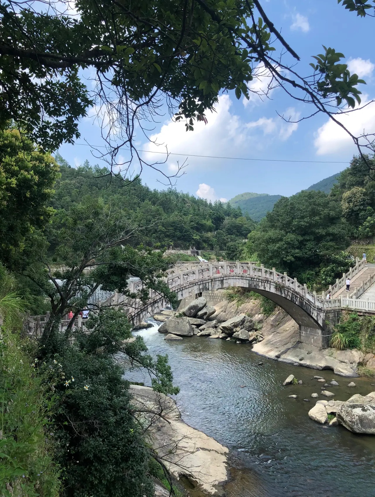 兄弟姐妹七个都回家,大姐一个人在厨房忙,大哥去帮忙,母亲说:瞎扯,你