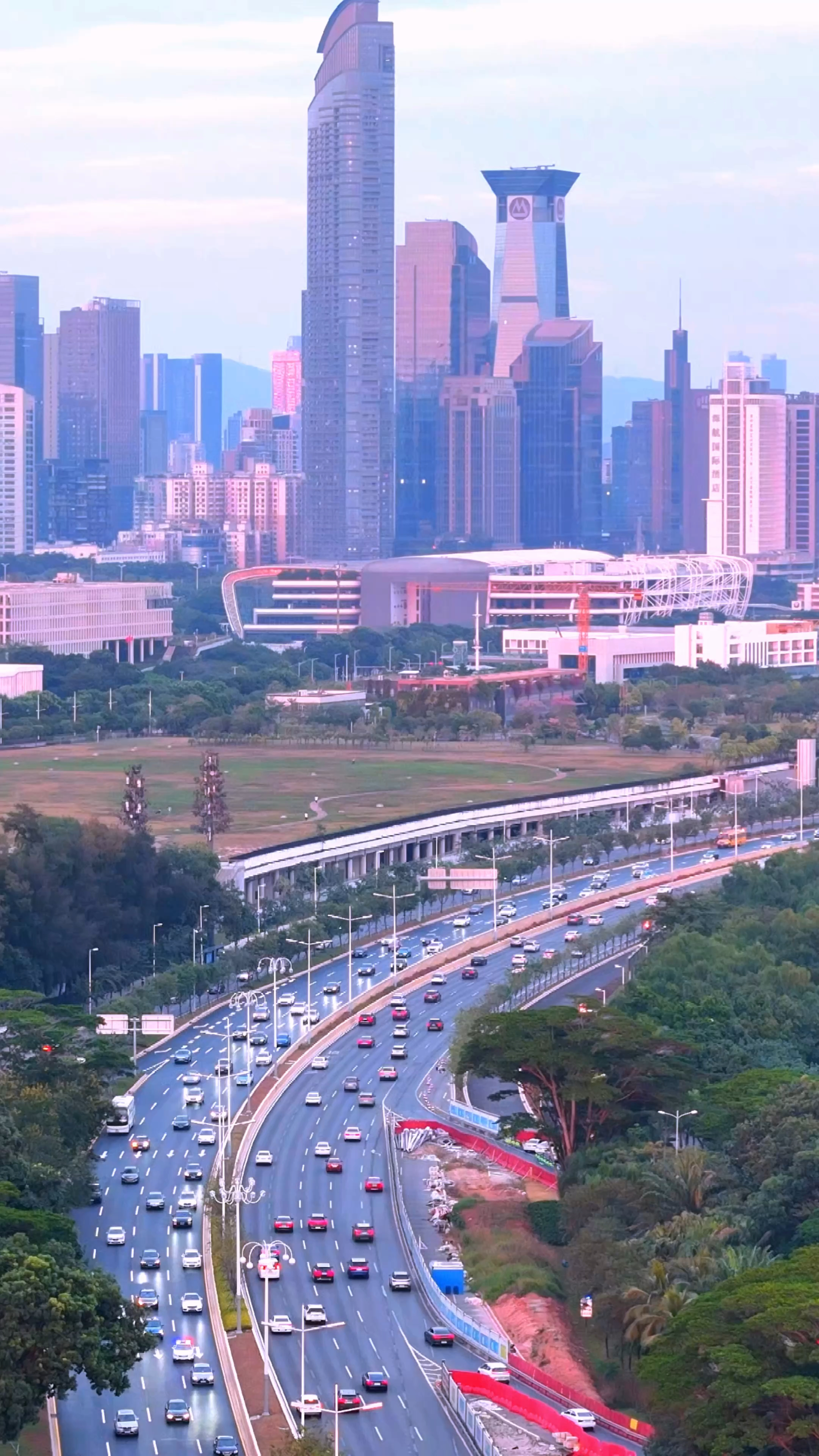 深南大道是广东省深圳市一条东西向主干道,全长25.