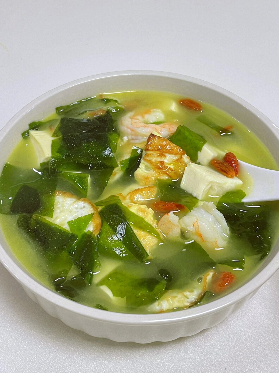 《裙带菜豆腐汤的制作方法》 裙带菜豆腐汤是一道清淡可口的汤品,以
