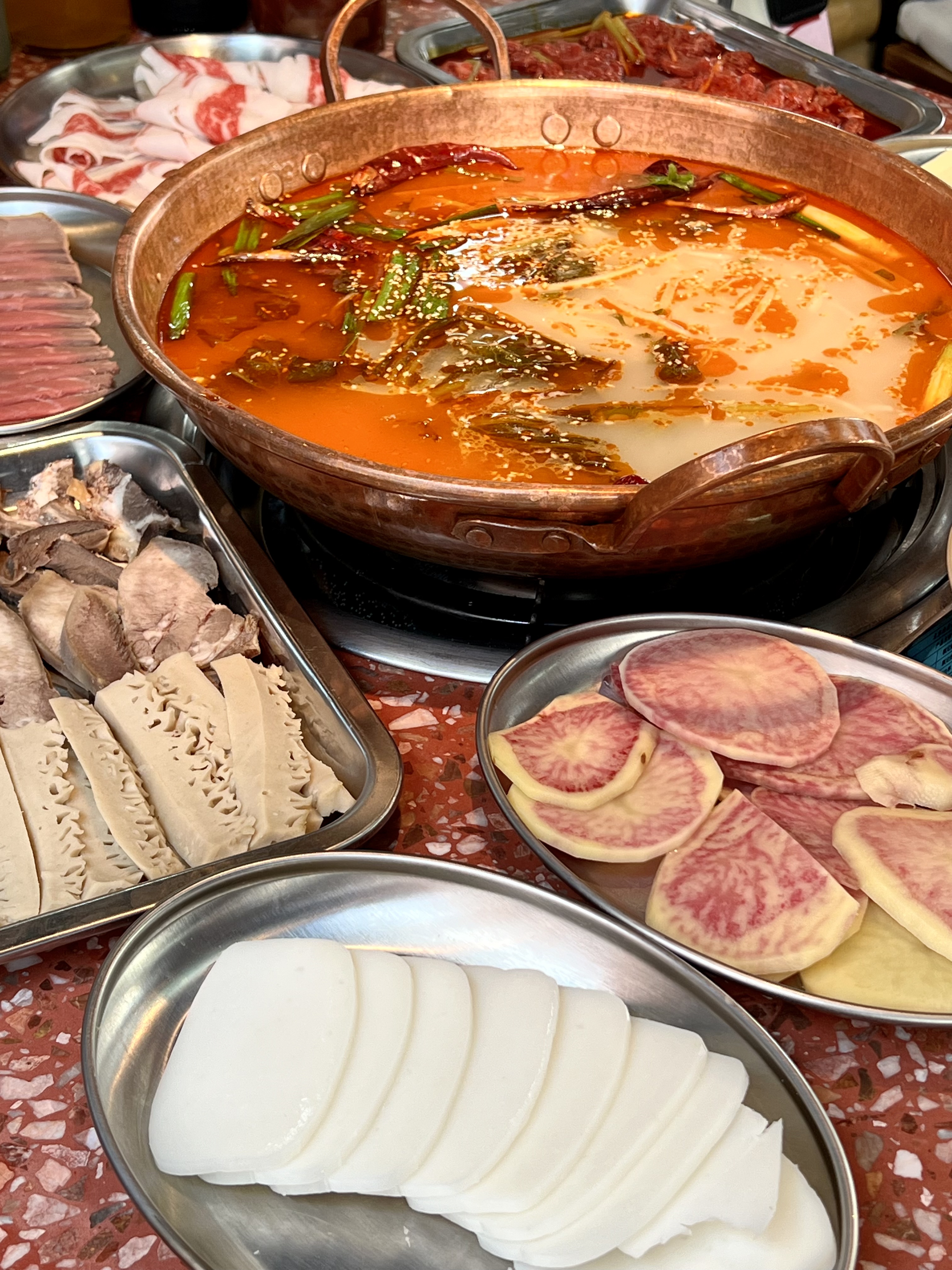 一锅酸辣品味云南酸菜牛肉火锅