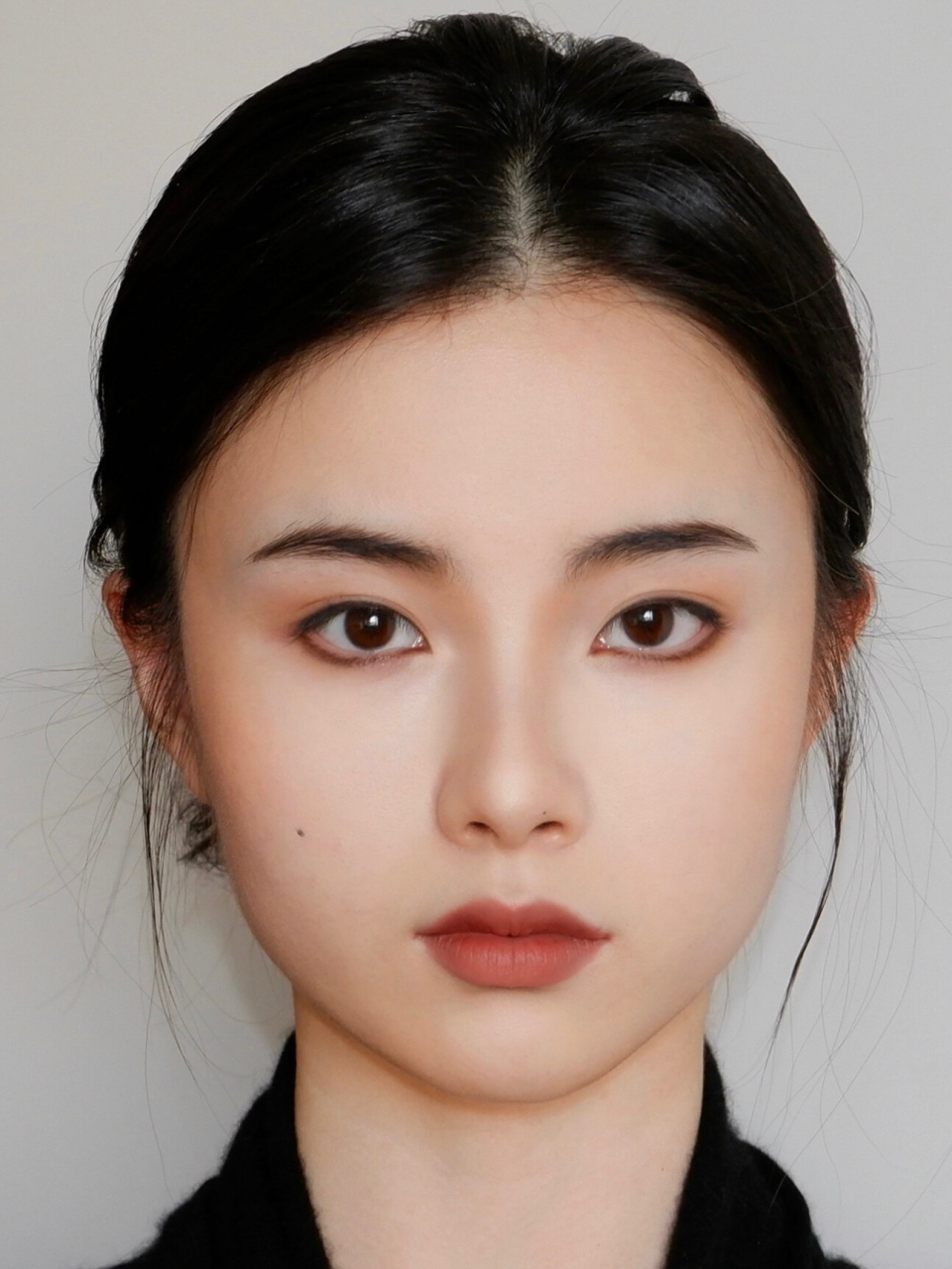 陈红的小方圆脸有种中式复古美  她的脸型是比较有骨骼感的方圆小脸