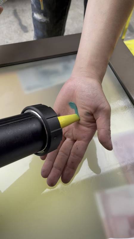 再也不用担心胶弄到手上不好清理了试试这个玻璃胶清洁剂