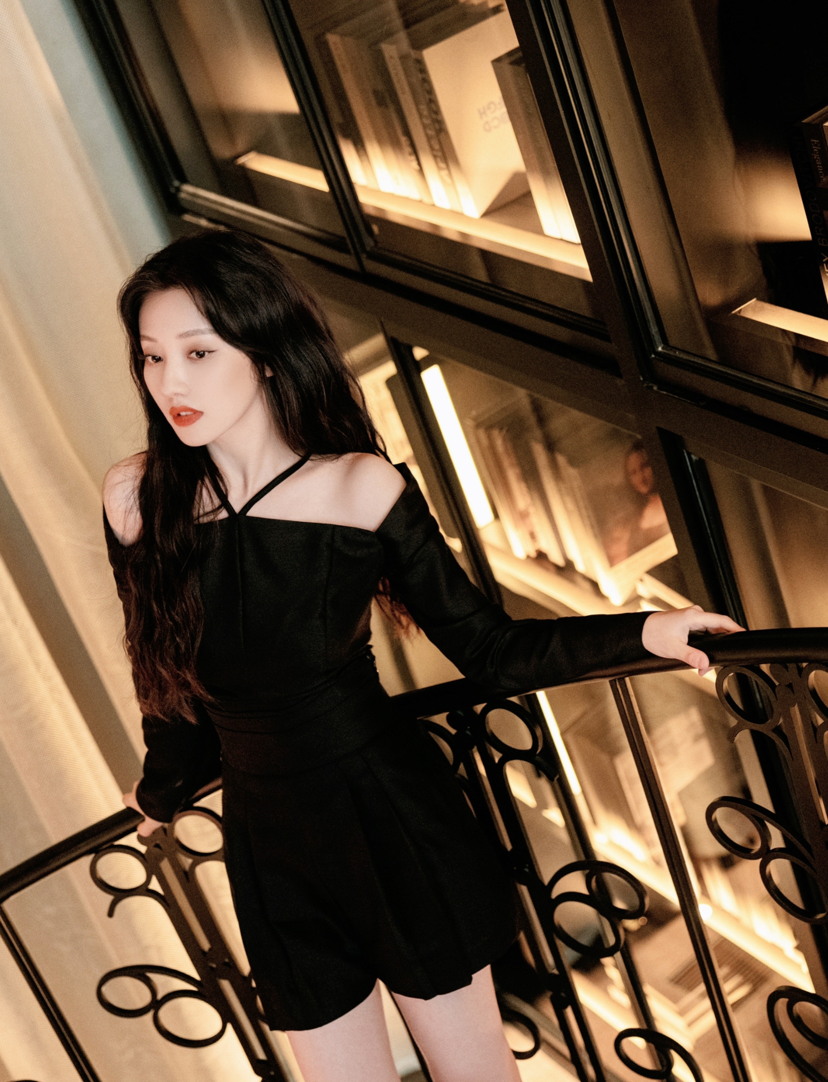王鹤润还挺美一袭黑裙搭配微卷长发精致时尚妩媚动人