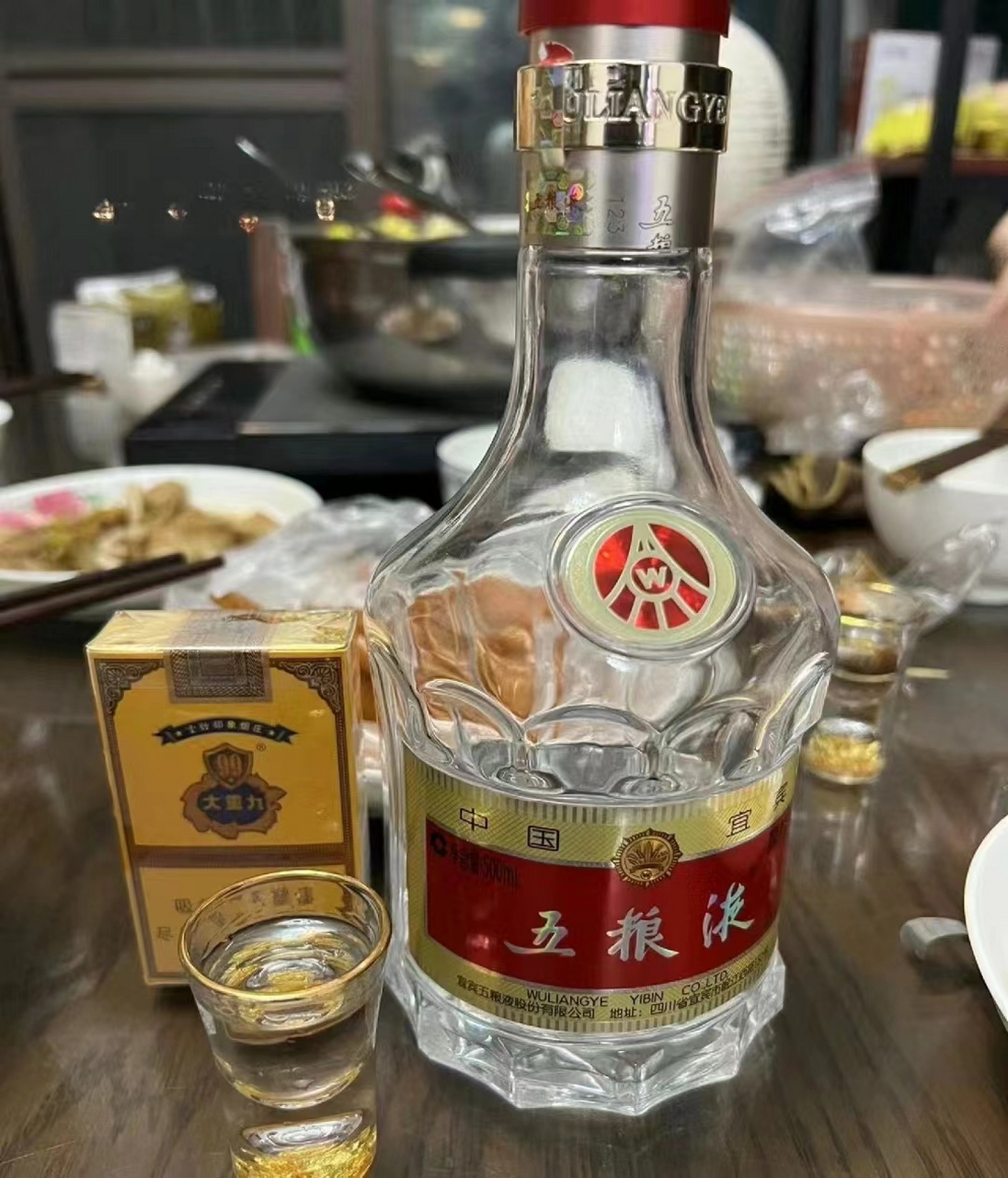 酒桌照片真实白酒图片