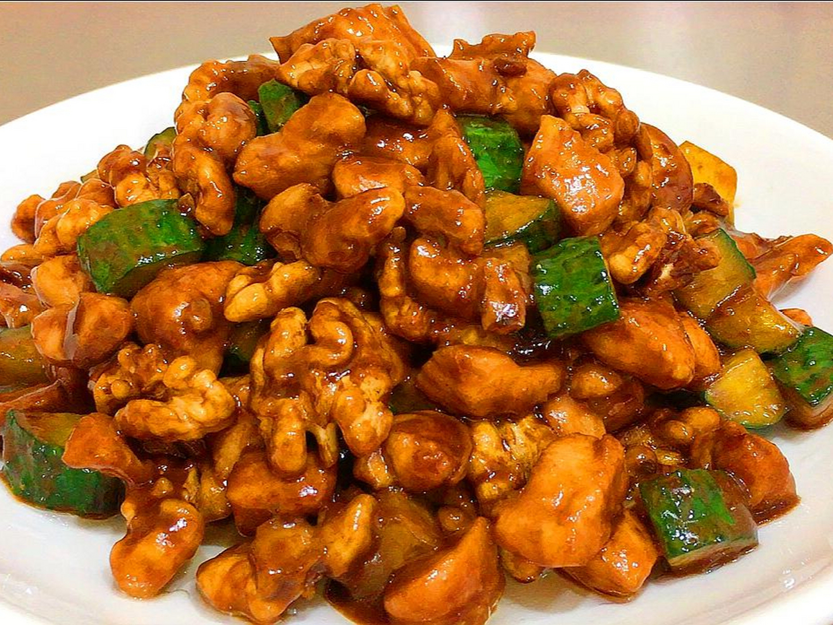 酱爆鸡丁是一道色香味俱佳的家常菜肴,制作简单,营养丰富.