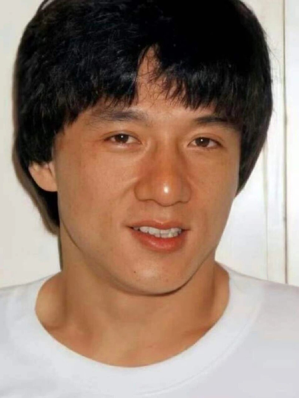 其实成龙年轻时候也是很帅的 成龙年轻时候的颜值被实力所掩盖,如果不