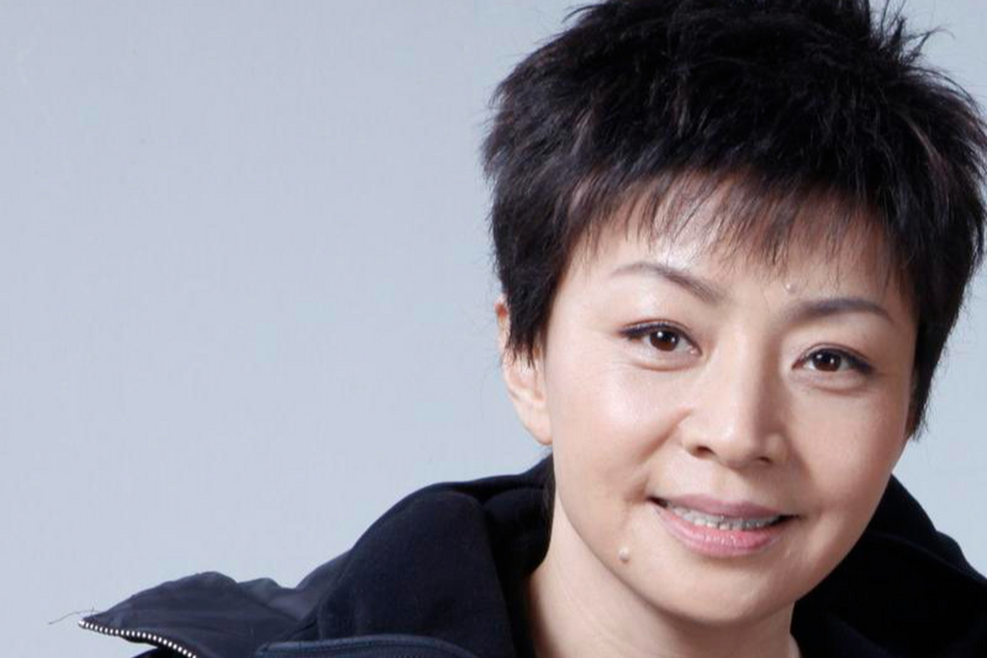 宋丹丹是著名的喜剧演员,她在演艺事业上取得了巨大的成功,但在婚姻上