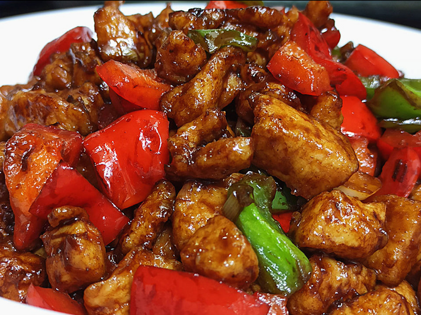 酱爆鸡丁是一道色香味俱佳的家常菜肴,制作简单,营养丰富.