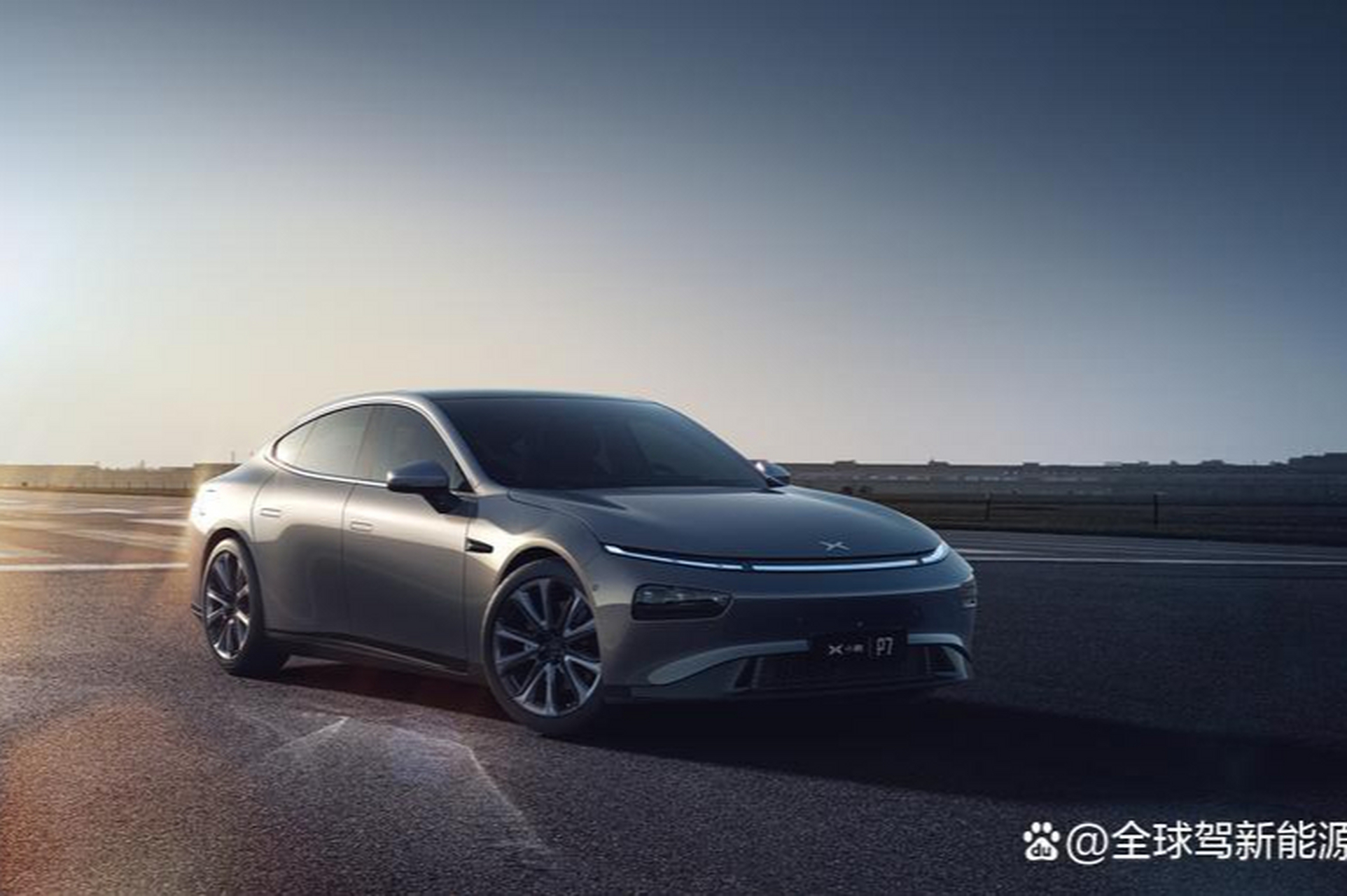 小鹏p7是一款受欢迎的新能源汽车,拥有高颜值外观,高度智能化配置