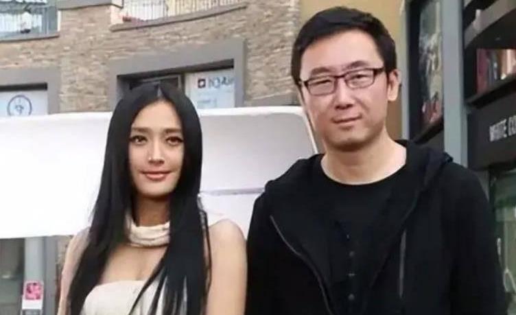 央视女主持婚变,闪婚后与秦岚老公分居,如今后悔吗?