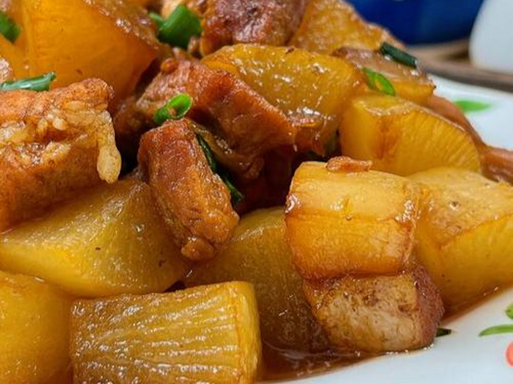 白萝卜红烧肉是一道色香味俱佳的家常菜肴,五花肉炖煮得恰到好处,入口