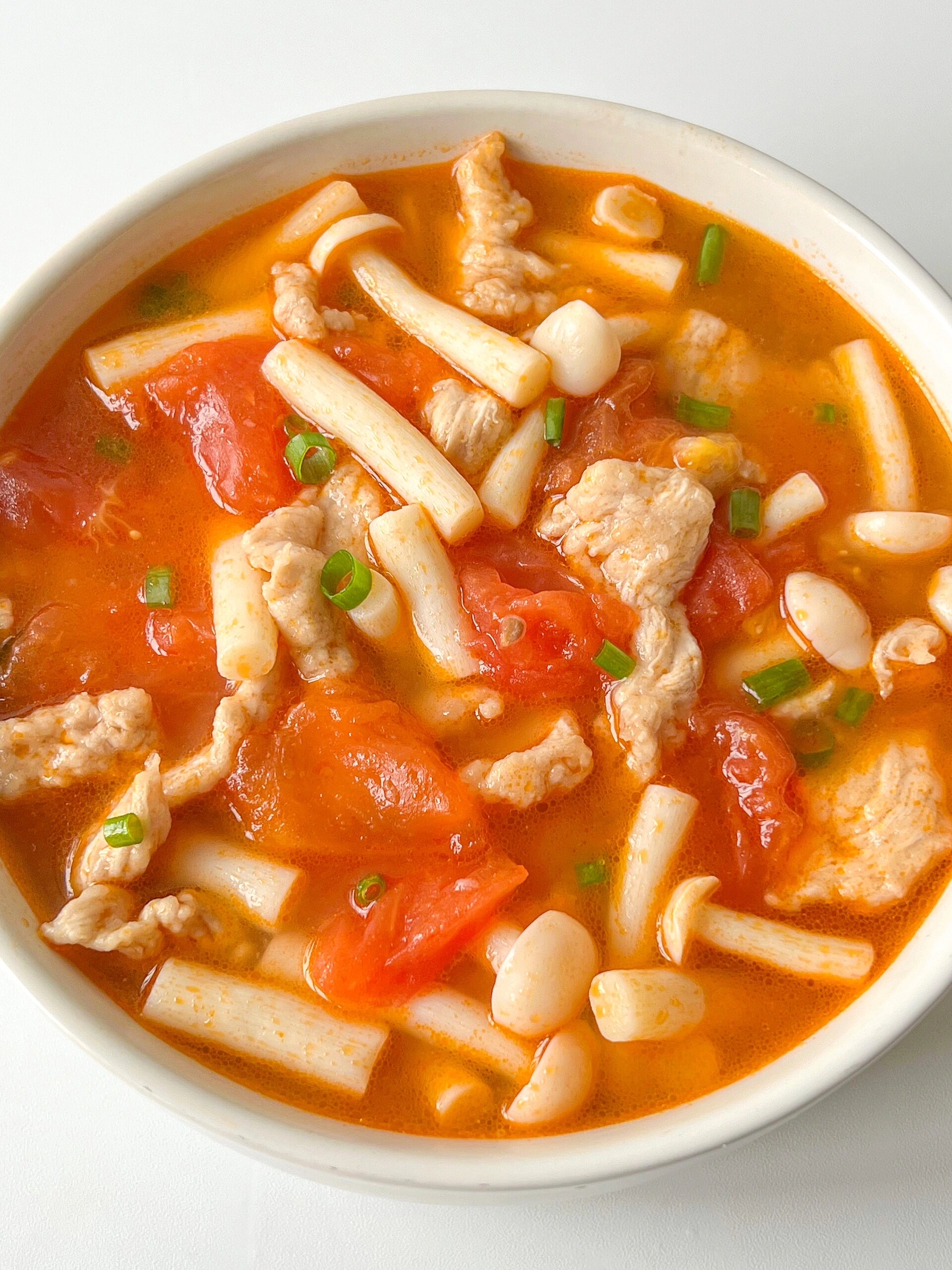 分享一道我最爱喝的番茄蘑菇肉片汤的做法教程: 所需材料: 	●	猪里脊