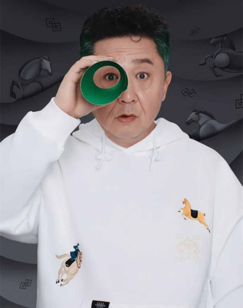 12月25日,德云社于谦的一组写真照被晒.