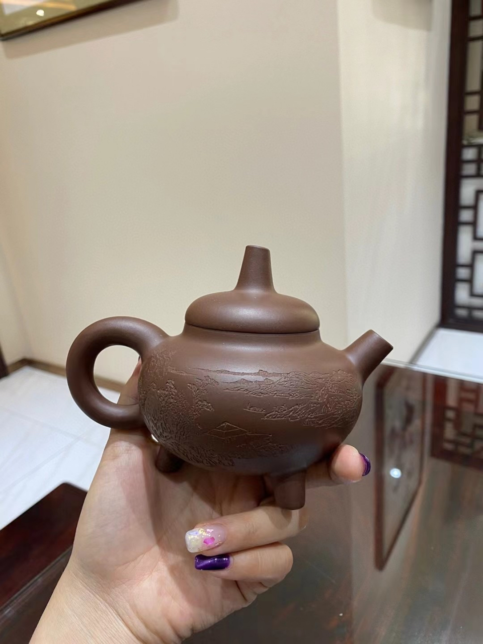 泥料:羊脂泥 容量:270cc 作者:王福君 1963年出生于宜兴紫砂世家