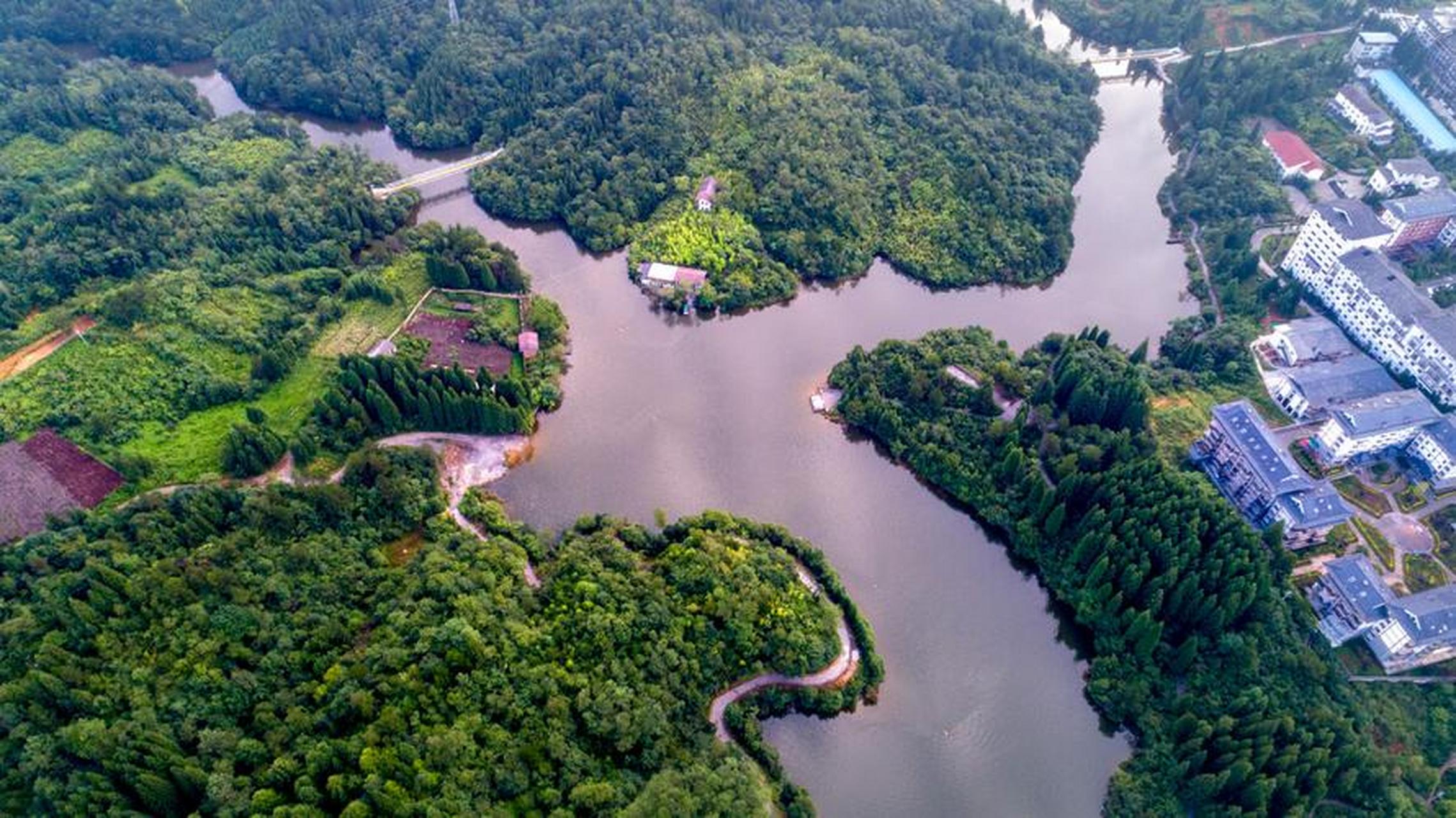 山城冬日碎片记#重庆月亮湖:位于石柱县黄水镇,是一个高原人工湖泊