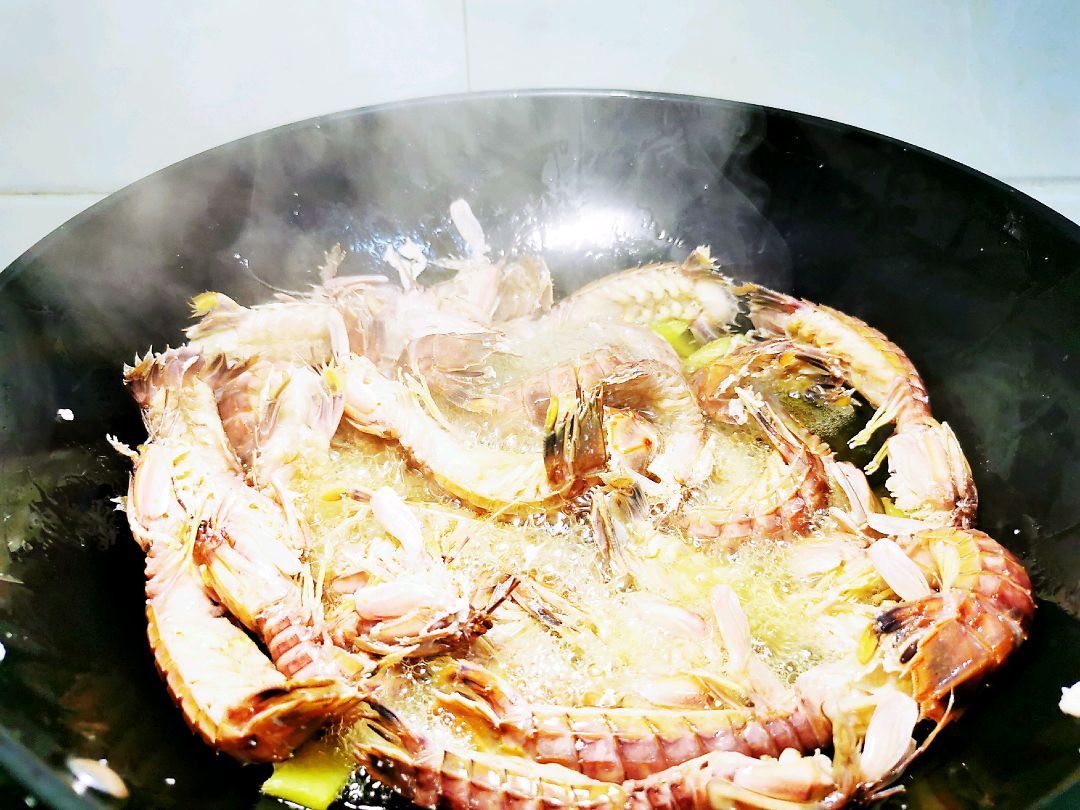 椒盐濑尿虾,香脆多汁,一口鲜一口香,美味撩人,欲罢不能的口感