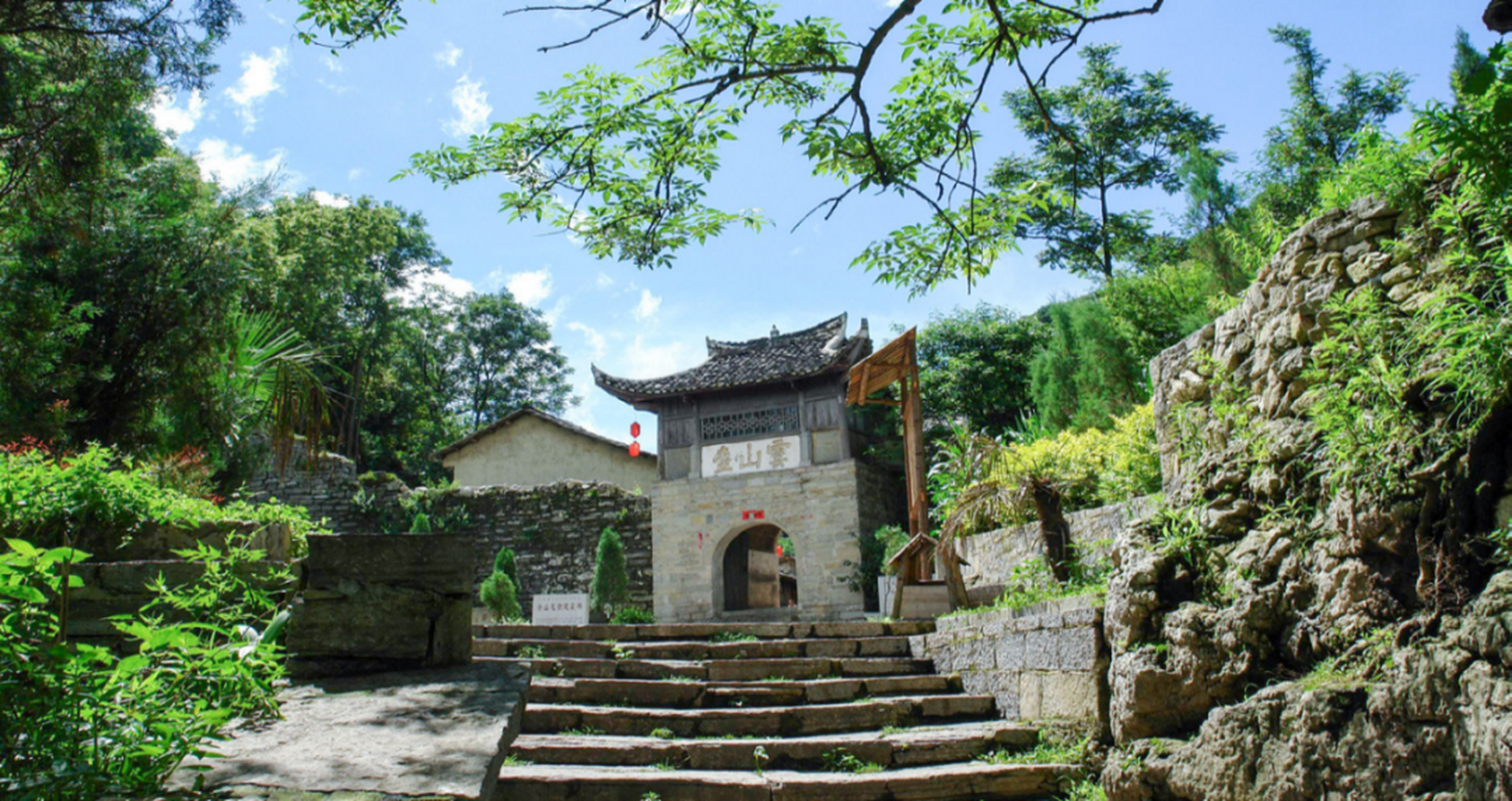 云峰屯堡文化风景名胜区由8个屯堡村寨组成,周围还有40多个保存完好的