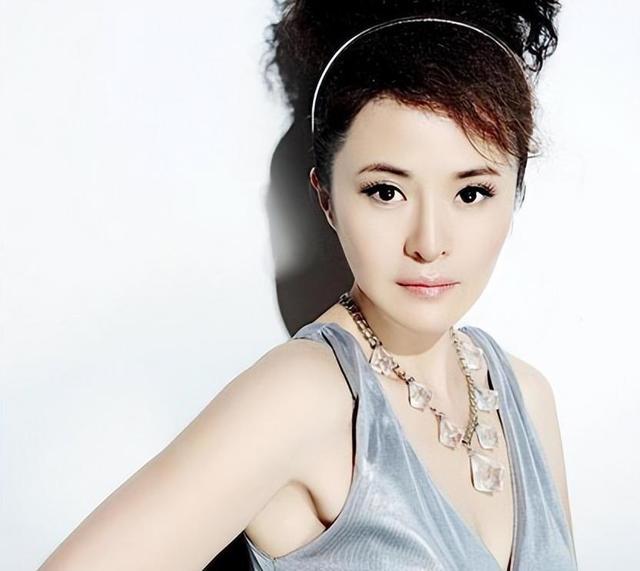 英达与田岷恋情曝光,街头牵手拥抱亲吻,时尚穿搭引关注