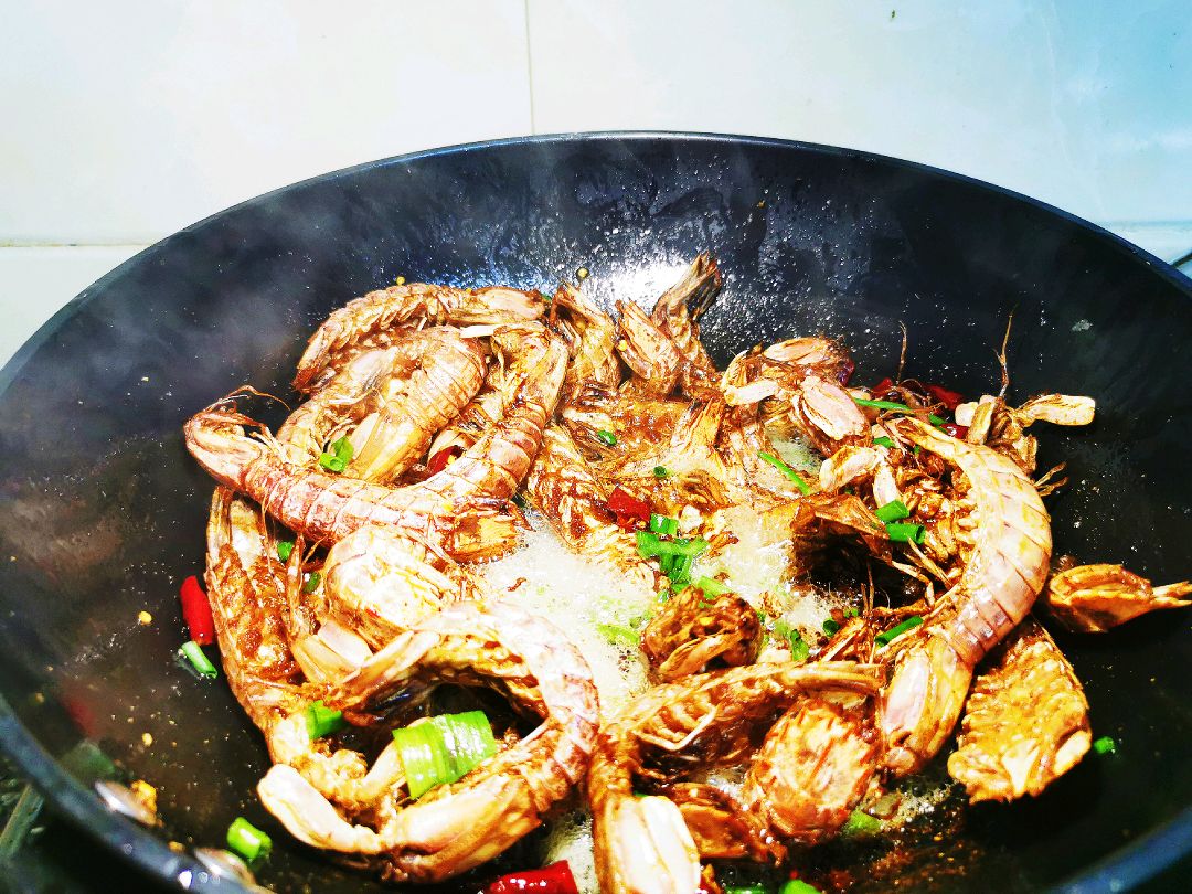 椒盐濑尿虾,香脆多汁,一口鲜一口香,美味撩人,欲罢不能的口感