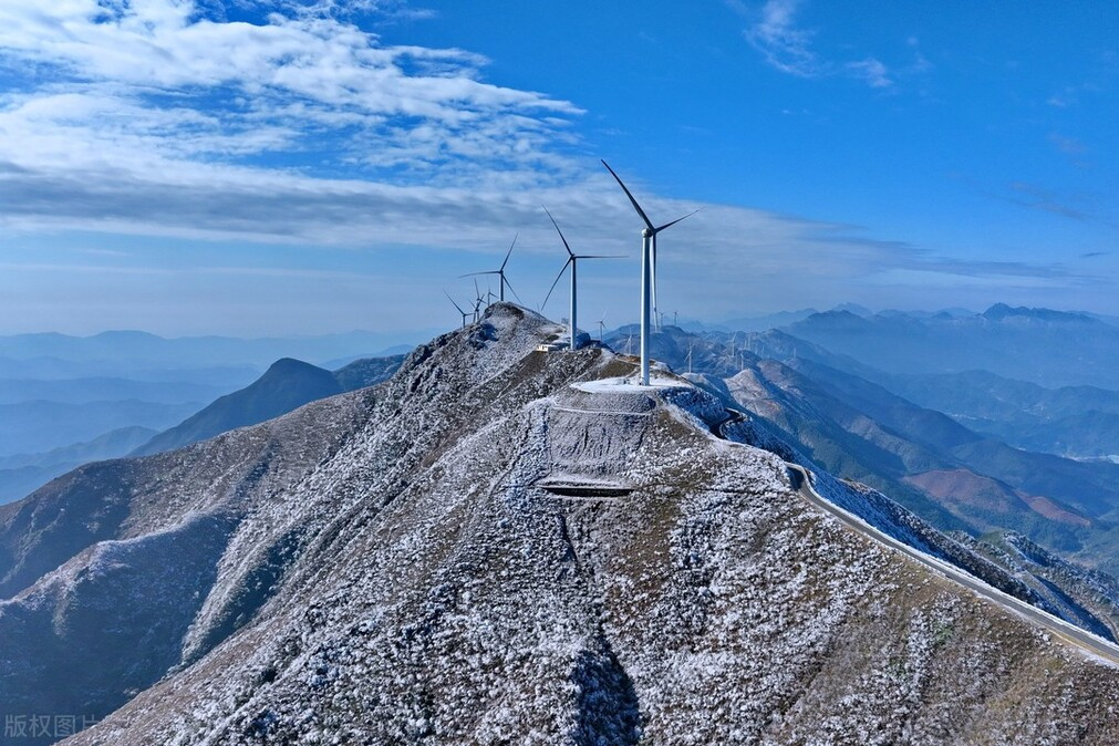 江西省赣州市上犹县利用丰富的风力资源,发展风力发电产业,降低碳排放