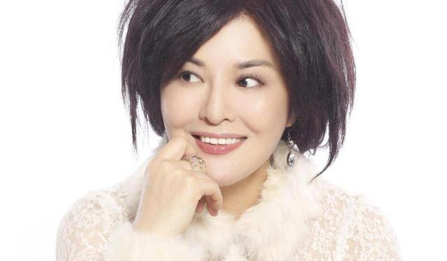 英达与田岷恋情曝光,街头牵手拥抱亲吻,时尚穿搭引关注